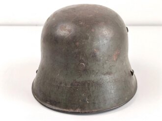 1.Weltkrieg, Stahlhelm Modell 1917. In allen Teilen Original, Splitterschäden. Si 66