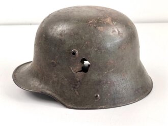 1.Weltkrieg, Stahlhelm Modell 1917. In allen Teilen Original, Splitterschäden. Si 66