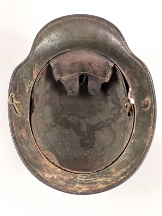1.Weltkrieg, Stahlhelm Modell 1917. In allen Teilen Original, Splitterschäden. Si 66