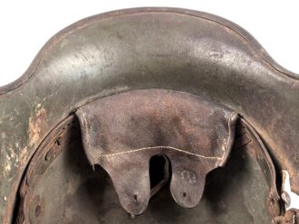 1.Weltkrieg, Stahlhelm Modell 1917. In allen Teilen Original, Splitterschäden. Si 66