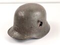 1.Weltkrieg, Stahlhelm Modell 1917. In allen Teilen Original, Splitterschäden. Si 66