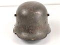 1.Weltkrieg, Stahlhelm Modell 1917. In allen Teilen Original, Splitterschäden. Si 66