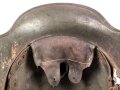 1.Weltkrieg, Stahlhelm Modell 1917. In allen Teilen Original, Splitterschäden. Si 66