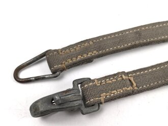 Trageriemen Wehrmacht, Breite knapp über 2cm, Gesamtlänge mit Metallbeschlägen etwa 170cm