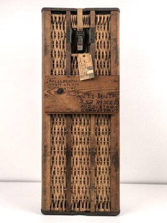 Transportbehälter für drei Stück 8,8cm Sprenggranate  mit Kopfzünder. Maße etwa 15 x 38 x 97cm. Von einem amerikanischen Soldaten als Versandkasten benutzt.