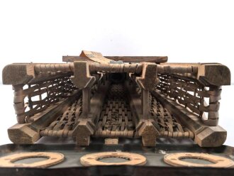 Transportbehälter für drei Stück 8,8cm Sprenggranate  mit Kopfzünder. Maße etwa 15 x 38 x 97cm. Von einem amerikanischen Soldaten als Versandkasten benutzt.