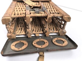 Transportbehälter für drei Stück 8,8cm Sprenggranate  mit Kopfzünder. Maße etwa 15 x 38 x 97cm. Von einem amerikanischen Soldaten als Versandkasten benutzt.