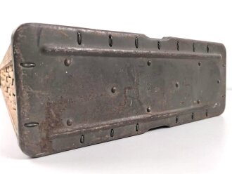 Transportbehälter für drei Stück 8,8cm Sprenggranate  mit Kopfzünder. Maße etwa 15 x 38 x 97cm. Von einem amerikanischen Soldaten als Versandkasten benutzt.