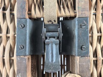Transportbehälter für drei Stück 8,8cm Sprenggranate  mit Kopfzünder. Maße etwa 15 x 38 x 97cm. Von einem amerikanischen Soldaten als Versandkasten benutzt.