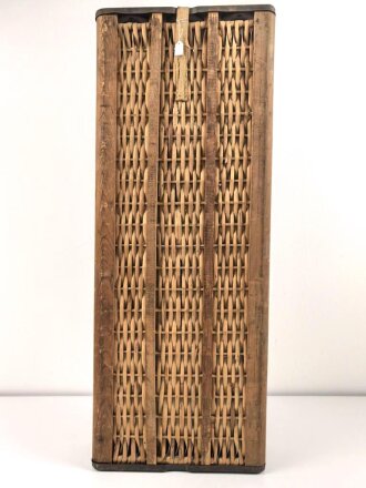Transportbehälter für drei Stück 8,8cm Sprenggranate  mit Kopfzünder. Maße etwa 15 x 38 x 97cm. Von einem amerikanischen Soldaten als Versandkasten benutzt.