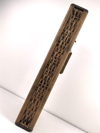 Transportbehälter für drei Stück 8,8cm Sprenggranate  mit Kopfzünder. Maße etwa 15 x 38 x 97cm. Von einem amerikanischen Soldaten als Versandkasten benutzt.