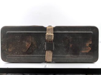 Transportbehälter für drei Stück 8,8cm Sprenggranate  mit Kopfzünder. Maße etwa 15 x 38 x 97cm. Von einem amerikanischen Soldaten als Versandkasten benutzt.