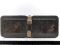 Transportbehälter für drei Stück 8,8cm Sprenggranate  mit Kopfzünder. Maße etwa 15 x 38 x 97cm. Von einem amerikanischen Soldaten als Versandkasten benutzt.