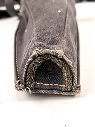 Tasche zum Gewehr Granat Gerät für k98 der Wehrmacht. Extrem seltene Variante aus blauem Webleinen. Getragenes Stück in gutem Zustand, ursprünglich nicht zugehöriger "Trageriemen"