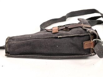 Tasche zum Gewehr Granat Gerät für k98 der Wehrmacht. Extrem seltene Variante aus blauem Webleinen. Getragenes Stück in gutem Zustand, ursprünglich nicht zugehöriger "Trageriemen"
