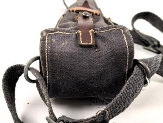 Tasche zum Gewehr Granat Gerät für k98 der Wehrmacht. Extrem seltene Variante aus blauem Webleinen. Getragenes Stück in gutem Zustand, ursprünglich nicht zugehöriger "Trageriemen"