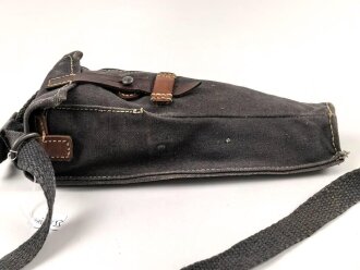 Tasche zum Gewehr Granat Gerät für k98 der Wehrmacht. Extrem seltene Variante aus blauem Webleinen. Getragenes Stück in gutem Zustand, ursprünglich nicht zugehöriger "Trageriemen"