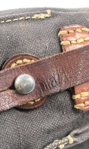 Tasche zum Gewehr Granat Gerät für k98 der Wehrmacht. Extrem seltene Variante aus blauem Webleinen. Getragenes Stück in gutem Zustand, ursprünglich nicht zugehöriger "Trageriemen"