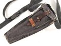 Tasche zum Gewehr Granat Gerät für k98 der Wehrmacht. Extrem seltene Variante aus blauem Webleinen. Getragenes Stück in gutem Zustand, ursprünglich nicht zugehöriger "Trageriemen"