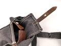 Tasche zum Gewehr Granat Gerät für k98 der Wehrmacht. Extrem seltene Variante aus blauem Webleinen. Getragenes Stück in gutem Zustand, ursprünglich nicht zugehöriger "Trageriemen"