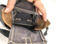 Tasche zum Gewehr Granat Gerät für k98 der Wehrmacht. Extrem seltene Variante aus blauem Webleinen. Getragenes Stück in gutem Zustand, ursprünglich nicht zugehöriger "Trageriemen"