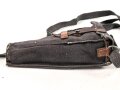 Tasche zum Gewehr Granat Gerät für k98 der Wehrmacht. Extrem seltene Variante aus blauem Webleinen. Getragenes Stück in gutem Zustand, ursprünglich nicht zugehöriger "Trageriemen"
