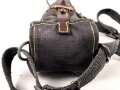 Tasche zum Gewehr Granat Gerät für k98 der Wehrmacht. Extrem seltene Variante aus blauem Webleinen. Getragenes Stück in gutem Zustand, ursprünglich nicht zugehöriger "Trageriemen"