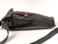Tasche zum Gewehr Granat Gerät für k98 der Wehrmacht. Extrem seltene Variante aus blauem Webleinen. Getragenes Stück in gutem Zustand, ursprünglich nicht zugehöriger "Trageriemen"