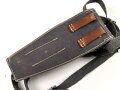 Tasche zum Gewehr Granat Gerät für k98 der Wehrmacht. Extrem seltene Variante aus blauem Webleinen. Getragenes Stück in gutem Zustand, ursprünglich nicht zugehöriger "Trageriemen"