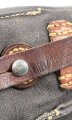 Tasche zum Gewehr Granat Gerät für k98 der Wehrmacht. Extrem seltene Variante aus blauem Webleinen. Getragenes Stück in gutem Zustand, ursprünglich nicht zugehöriger "Trageriemen"