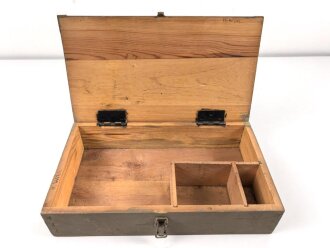 Werkzeugkasten für Panzerkampfwagen der Wehrmacht. Maße 23 x 40 x 9,5cm. Originallack, ungereinigt