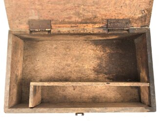 Ketten Werkzeugkasten für Panzerkampfwagen der Wehrmacht. Maße 22 x 40 x 9cm. Originallack, ungereinigt