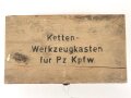 Ketten Werkzeugkasten für Panzerkampfwagen der Wehrmacht. Maße 22 x 40 x 9cm. Originallack, ungereinigt