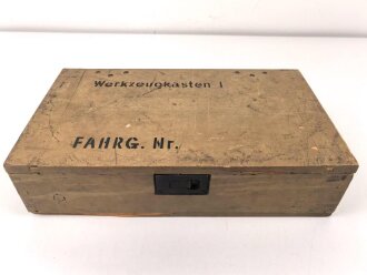 Werkzeugkasten I für ein Fahrzeug der Wehrmacht. Maße 23 x 40 x 10cm. Originallack, ungereinigt