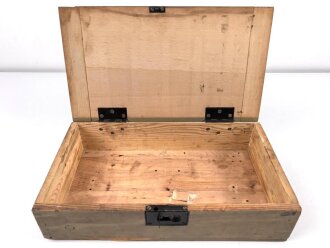 Werkzeugkasten I für ein Fahrzeug der Wehrmacht. Maße 23 x 40 x 10cm. Originallack, ungereinigt