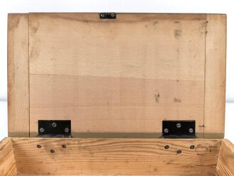 Werkzeugkasten I für ein Fahrzeug der Wehrmacht. Maße 23 x 40 x 10cm. Originallack, ungereinigt