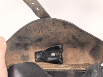 Koffertasche zur Pistole P08 der Wehrmacht, datiert 1941. Von der norwegischen Armee nach Ende des 2.Weltkrieges übernommen. Die Koppelschlaufen wurden entfernt und eine Vorrichtung zum tragen am amerikanischen Lochkoppel angenietet.