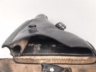 Koffertasche zur Pistole P08 der Wehrmacht, datiert 1941. Von der norwegischen Armee nach Ende des 2.Weltkrieges übernommen. Die Koppelschlaufen wurden entfernt und eine Vorrichtung zum tragen am amerikanischen Lochkoppel angenietet.