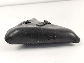 Koffertasche zur Pistole P08 der Wehrmacht, datiert 1941. Von der norwegischen Armee nach Ende des 2.Weltkrieges übernommen. Die Koppelschlaufen wurden entfernt und eine Vorrichtung zum tragen am amerikanischen Lochkoppel angenietet.