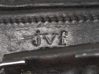 Koffertasche zur Pistole P08 der Wehrmacht, datiert 1941. Von der norwegischen Armee nach Ende des 2.Weltkrieges übernommen. Die Koppelschlaufen wurden entfernt und eine Vorrichtung zum tragen am amerikanischen Lochkoppel angenietet.