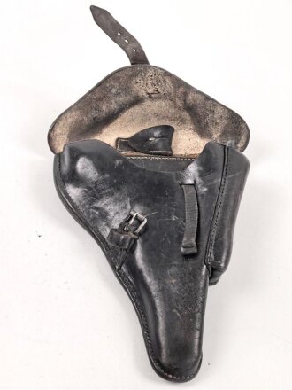 Koffertasche zur Pistole P08 der Wehrmacht, datiert 1937. Von der norwegischen Armee nach Ende des 2.Weltkrieges übernommen. Die Koppelschlaufen wurden entfernt und eine Vorrichtung zum tragen am amerikanischen Lochkoppel angenietet.