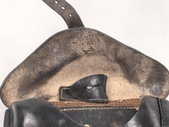 Koffertasche zur Pistole P08 der Wehrmacht, datiert 1937. Von der norwegischen Armee nach Ende des 2.Weltkrieges übernommen. Die Koppelschlaufen wurden entfernt und eine Vorrichtung zum tragen am amerikanischen Lochkoppel angenietet.