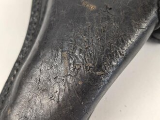 Koffertasche zur Pistole P08 der Wehrmacht, datiert 1937. Von der norwegischen Armee nach Ende des 2.Weltkrieges übernommen. Die Koppelschlaufen wurden entfernt und eine Vorrichtung zum tragen am amerikanischen Lochkoppel angenietet.