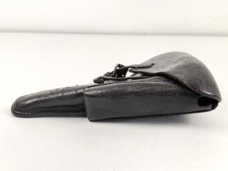 Koffertasche zur Pistole P08 der Wehrmacht, datiert 1937. Von der norwegischen Armee nach Ende des 2.Weltkrieges übernommen. Die Koppelschlaufen wurden entfernt und eine Vorrichtung zum tragen am amerikanischen Lochkoppel angenietet.