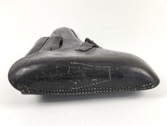 Koffertasche zur Pistole P08 der Wehrmacht, datiert 1937. Von der norwegischen Armee nach Ende des 2.Weltkrieges übernommen. Die Koppelschlaufen wurden entfernt und eine Vorrichtung zum tragen am amerikanischen Lochkoppel angenietet.