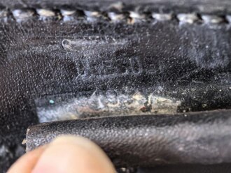 Koffertasche zur Pistole P08 der Wehrmacht, datiert 1937. Von der norwegischen Armee nach Ende des 2.Weltkrieges übernommen. Die Koppelschlaufen wurden entfernt und eine Vorrichtung zum tragen am amerikanischen Lochkoppel angenietet.