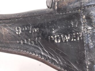 Koffertasche zur Pistole P08 der Wehrmacht, datiert 1937. Von der norwegischen Armee nach Ende des 2.Weltkrieges übernommen. Die Koppelschlaufen wurden entfernt und eine Vorrichtung zum tragen am amerikanischen Lochkoppel angenietet.