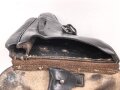 Koffertasche zur Pistole P08 der Wehrmacht, datiert 1937. Von der norwegischen Armee nach Ende des 2.Weltkrieges übernommen. Die Koppelschlaufen wurden entfernt und eine Vorrichtung zum tragen am amerikanischen Lochkoppel angenietet.