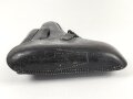 Koffertasche zur Pistole P08 der Wehrmacht, datiert 1937. Von der norwegischen Armee nach Ende des 2.Weltkrieges übernommen. Die Koppelschlaufen wurden entfernt und eine Vorrichtung zum tragen am amerikanischen Lochkoppel angenietet.