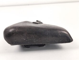Koffertasche zur Pistole P08 der Wehrmacht, datiert 1937. Von der norwegischen Armee nach Ende des 2.Weltkrieges übernommen. Die Koppelschlaufen wurden entfernt und eine Vorrichtung zum tragen am amerikanischen Lochkoppel angenietet.